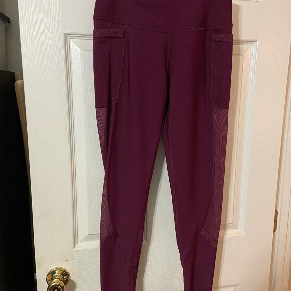 High-Waist Women's Leggings in Plum with Side Pockets